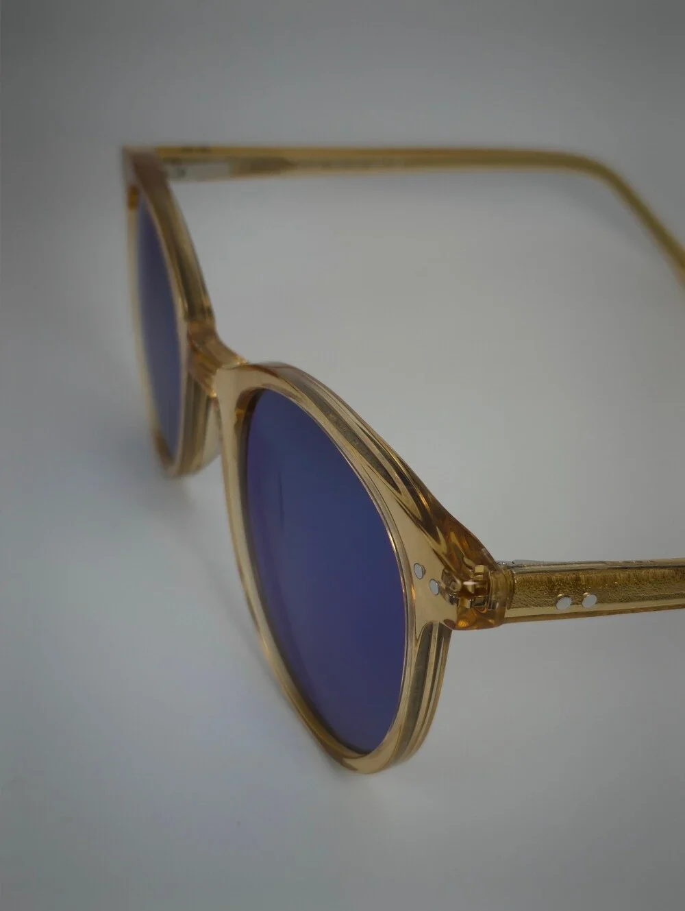 Seah. Amber Light Brown Frame. Round Lens.